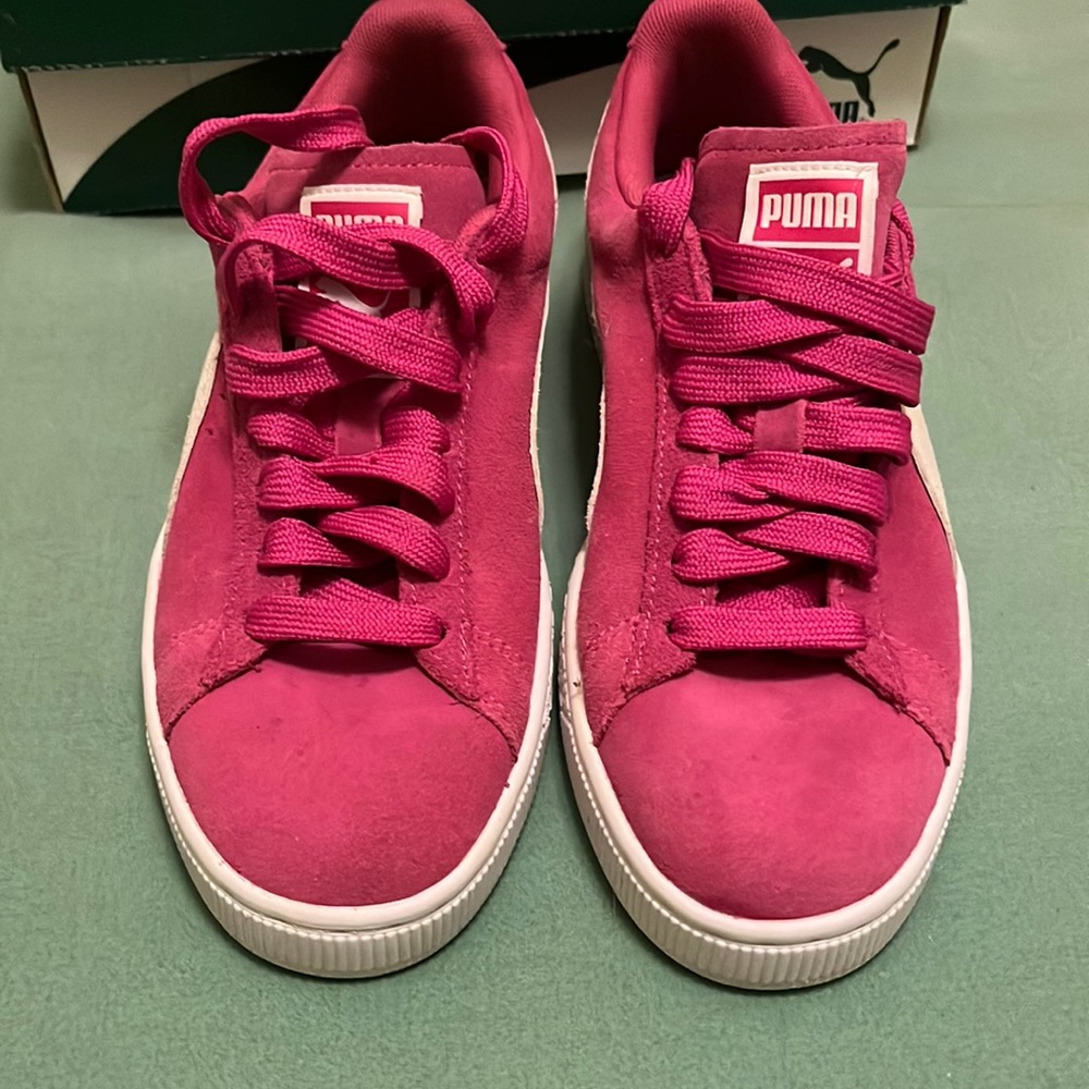 Womens 8 1/2 classic suede pumas